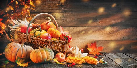 Fototapeten Thanksgiving-Kürbisse mit Früchten und fallenden Blättern © Alexander Raths