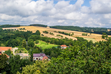 Krajobraz widoczny z zamkowego wzgórza w miejscowości Bolków, Polska © Senatorek