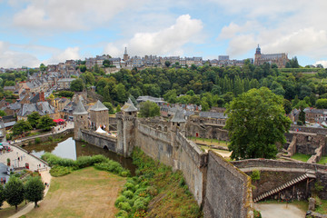 Fototapeta na wymiar Festung von Fougères mit historischer Altstadt im Hintergrund