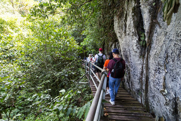 Obraz premium Tourists walking trail from Wind Cave to Clear Water Cave