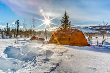 Camping bei Schneesturm im Winter in Lappland
