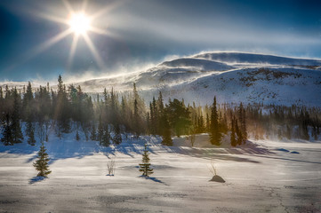 Camping bei Schneesturm im Winter in Lappland