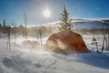Camping bei Schneesturm im Winter in Lappland