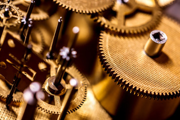 Zahnräder von einem Uhrwerk, Konzept Horologie, Bewegung und Perfektion