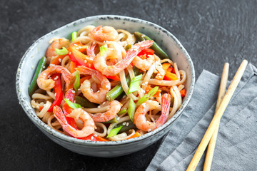 Stir fry with shrimps (prawns) and noodles