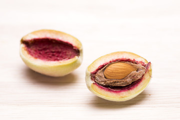 割ったアーモンドの果実の仁