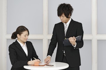 打ち合せするビジネスマン