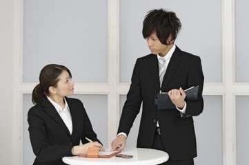 打ち合せする若いビジネスマンたち