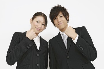 ガッツポーズする若いビジネスマンたち