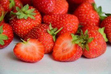 Frische Erdbeeren auf weißen Hintergrund