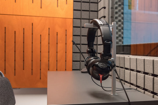 H&ouml;rkabine (Audiometriekabine) f&uuml;r H&ouml;rtest bei Hals-Nasen-Ohren Arzt