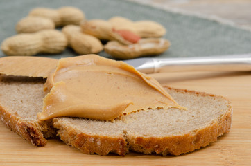 Erdnussbutter auf Brot