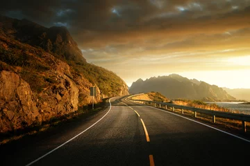 Papier Peint photo autocollant Atlantic Ocean Road Route au bord de la mer à l& 39 heure du lever du soleil, île de Lofoten, Norvège