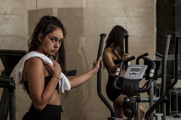 Mujer joven mirando a cámara después del entreno en el gimnasio