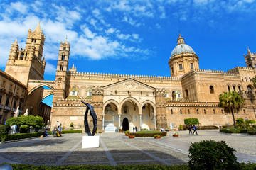 Fototapeta na wymiar View of the facade of the Cathedral of Palermo