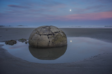 Moeraki boulder and moon © Florian