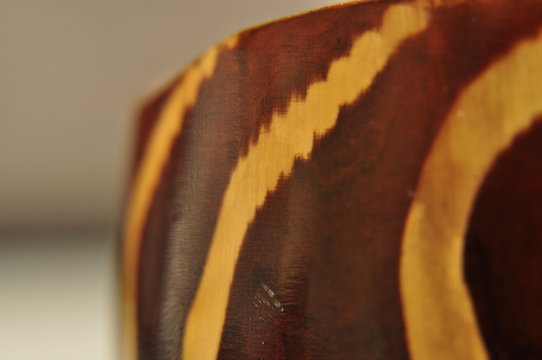macro avec motif africain sur bracelet en corne de vache