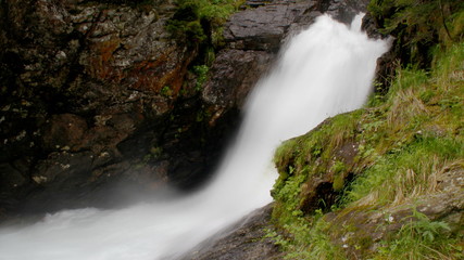 Obraz premium Wasserfall in den Alpen