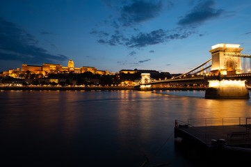 Naklejka premium Chain bridge at night in Budapest, Hungary