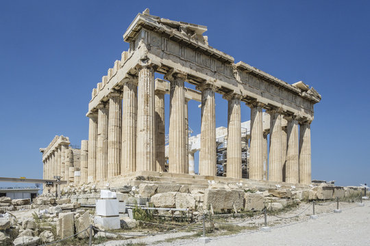 Partenon eden from the centrally located buildings of the Athens Acropolis. The name Parthenon refers to the Parthenon of Athens, whose temple was dedicated. 