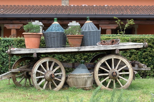 carro antico di legno con bottiglie e vasi