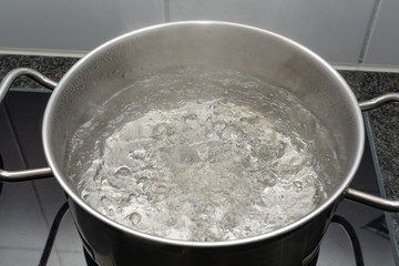 Kochendes Wasser am Siedepunkt im Topf