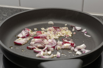 Zwiebel in der Pfanne dünsten