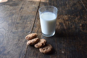 Vaso de leche con galletas