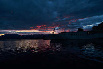 Epischer Sonnenuntergang im Hafen von Rijeka in Kroatien