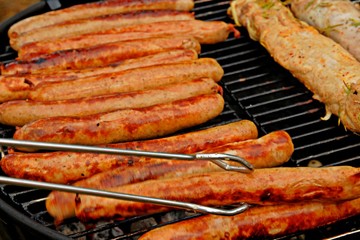 Thüringer Bratwurst auf dem Holzkohlegrill