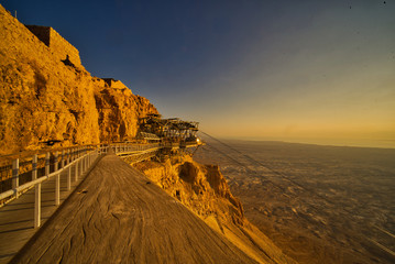 Cable car in Masada offers a vertiginous view and an easy access to a beautiful viewpoint.