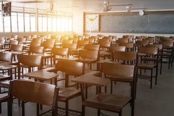 Deurstickers School Leeg klaslokaal met vintage Toon houten stoelen. Terug naar schoolconcept.