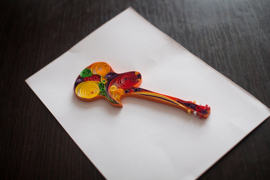 Paper electric guitar made in quilling craft technic