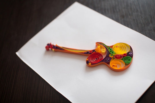 Paper electric guitar made in quilling craft technic