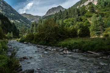 Río entre montañas