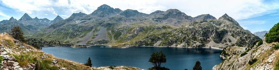 Fototapeta na wymiar Lago natural en el pirineo aragonés