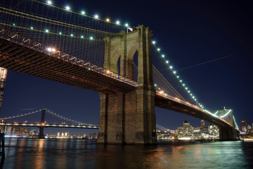 Fototapeta premium Manhattan Bridge and Brooklyn Skyline at night
