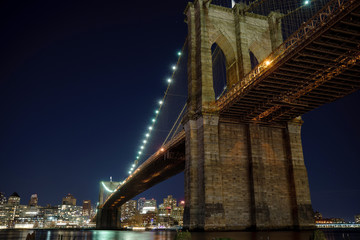 Obraz premium Manhattan Bridge and Brooklyn Skyline at night