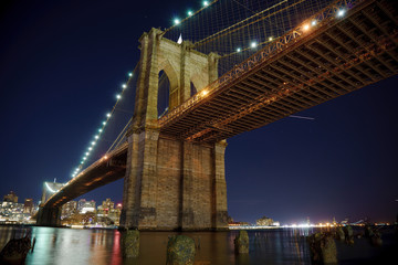 Fototapeta premium Manhattan Bridge i Brooklyn Skyline w nocy