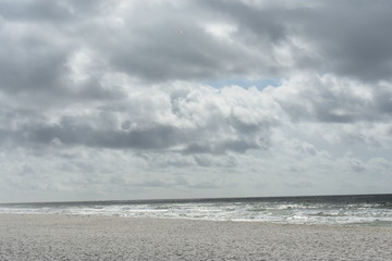 Obraz premium Grey clouds at beach sunrise