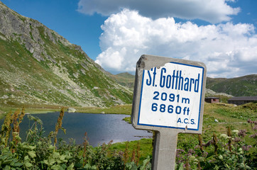 St. Gotthard Pass Stra&szlig;enschild mit Landschaft
