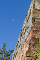 muro e a lua em um dia de céu azul
