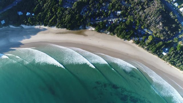 Las olas acarician la fina arena de la playa de Byron bay en un dia soleado a vista de dron
