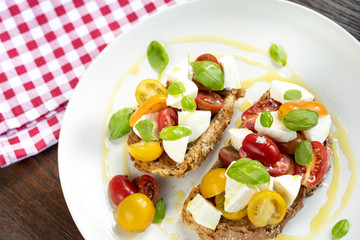 plate lunch tomato cheese mozzarella basil vegetarian italy heirloom cloth