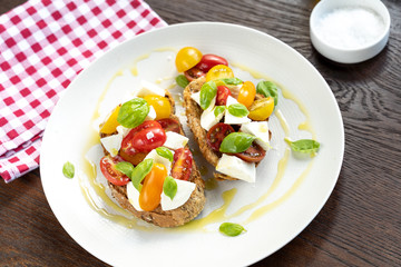 plate lunch tomato cheese mozzarella basil vegetarian italy heirloom cloth