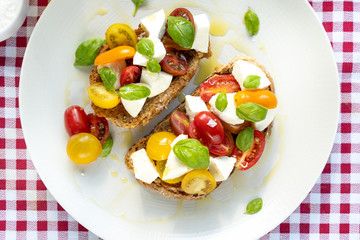 plate lunch tomato cheese mozzarella basil vegetarian italy heirloom cloth