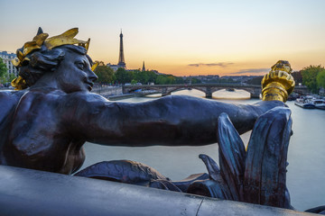 Standbeeld op de Pont Alexandre III-brug in Parijs met uitzicht op de rivier de Seine en de Eiffeltoren