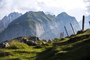 Obraz premium Blick zum Hundstein und Marwees im Alpstein