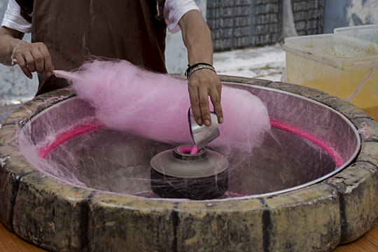 M&aacute;quina  de  algod&oacute;n de az&uacute;car  en una feria medieval