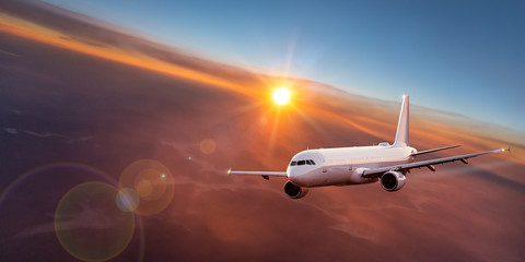 Obraz premium Komercyjny samolot lecący nad chmurami dramatycznymi.